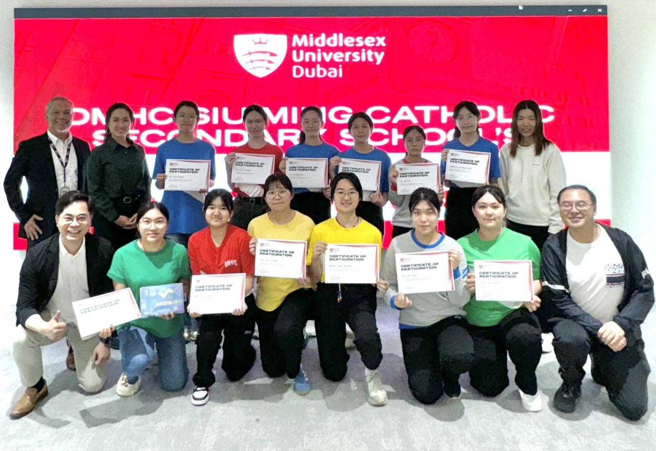 完成一帶一路的AI科技交流課程後,同學們手持結業證書與教授開心合影,見證學習成果,為這次寶貴研學之旅留下美好印記。