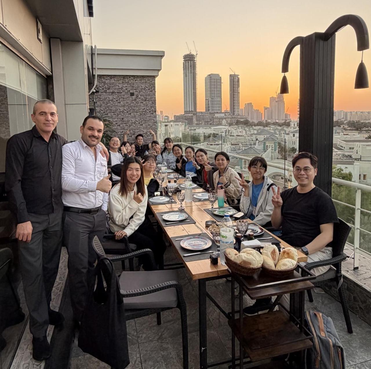 在露臺餐廳共享異國美食,伴隨杜拜迷人天際線與日落美景,在異國氛圍中凝聚友誼、分享旅途心得,歡度溫馨晚餐時光。