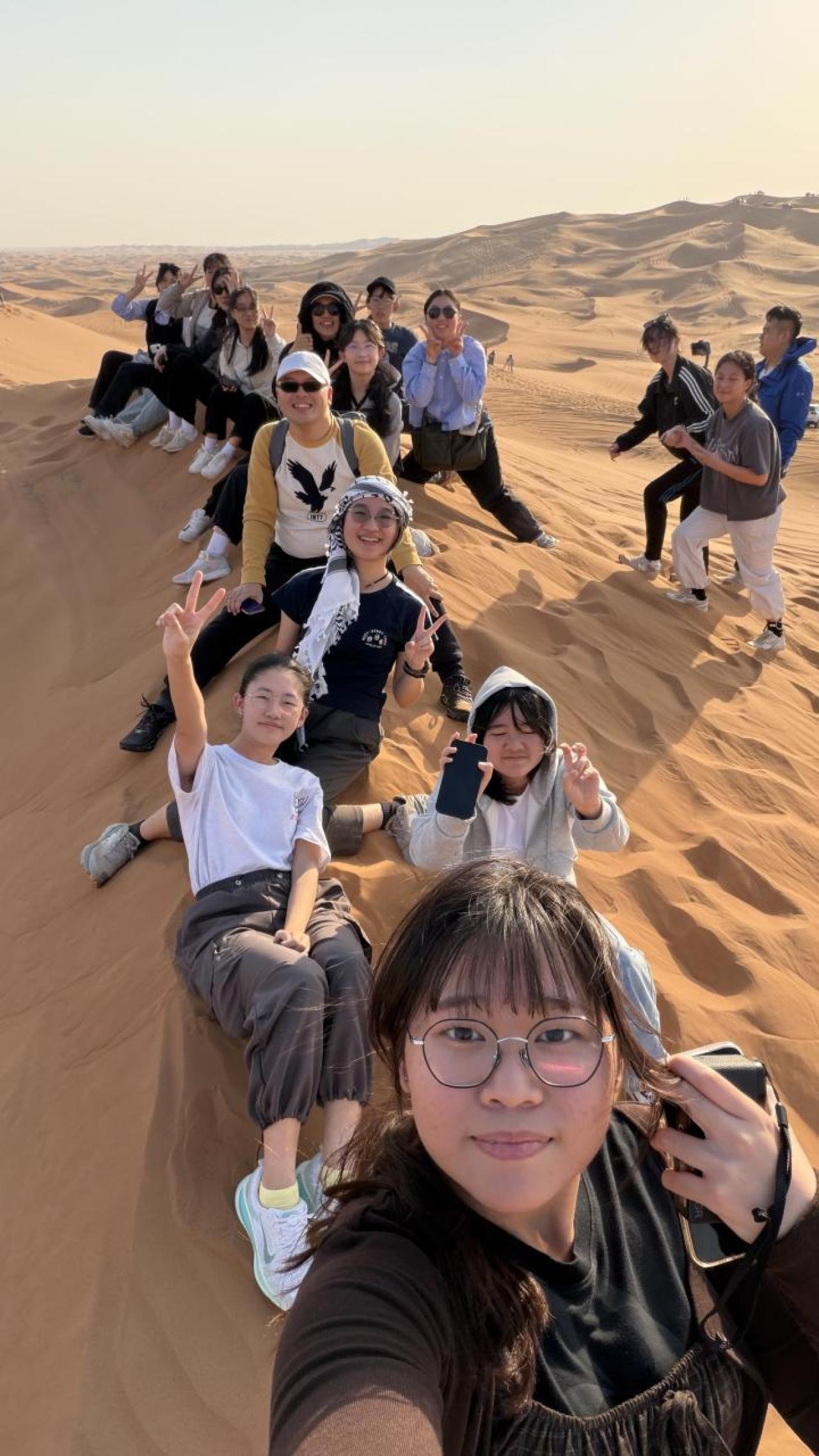 日落斜暉灑於杜拜沙漠壯麗沙丘,同學於這片遼闊的金黃國度中體驗沙漠探險之樂,感受中東自然風光獨特魅力。