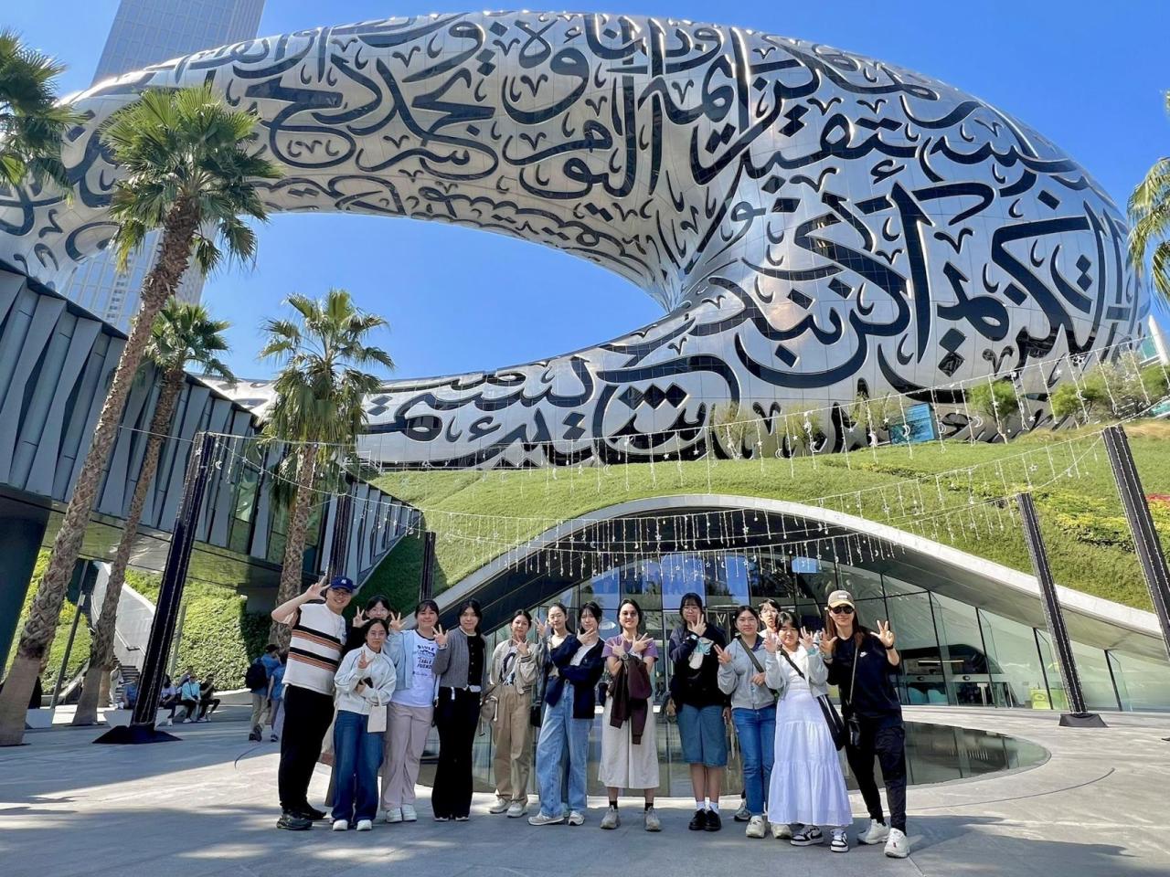 杜拜未來博物館引領我們置身2071年的未來場景,感受科技與阿拉伯藝術的完美融合,探索未來城市發展的願景與可能。