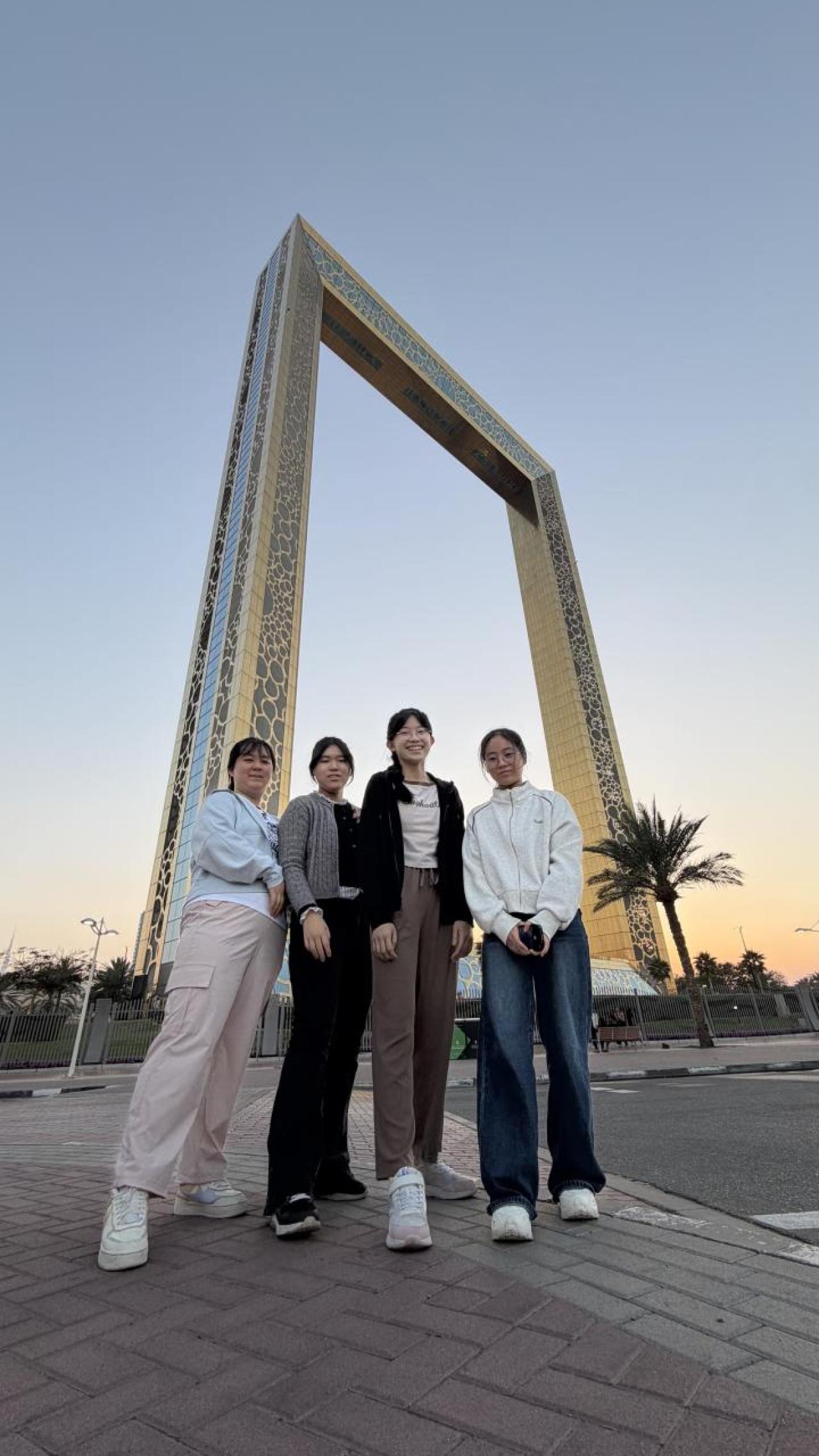 同學們於杜拜相框前定格黃昏美景,感受新舊城區的獨特交融,見證這座城市發展的氣派。