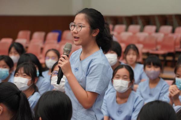 現場有不少同學積極踴躍地向楊老師提出有關藝術的疑問，似乎啟發了不少思考