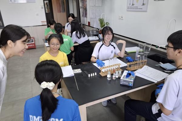 本校學生與東莞暨大港澳子弟學校師生一起進行科學實驗