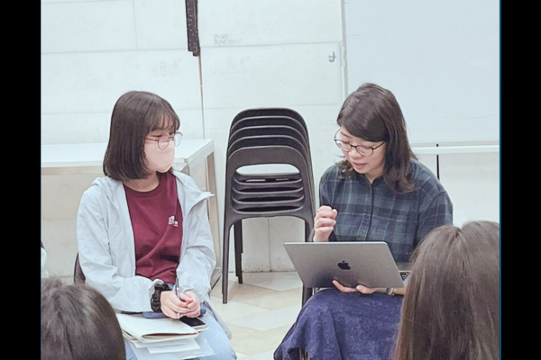 中四甲班樊雅婷同學與校園作家大招募計劃導師討論創作意念