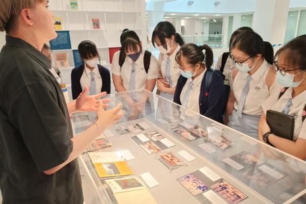 中國文學科同學專心聆聽導賞員講解