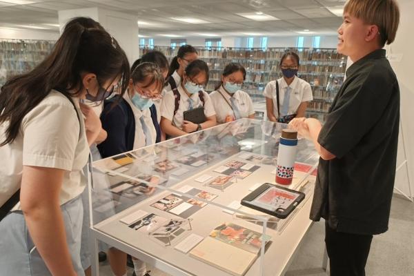 中國文學科同學專心聆聽導賞員講解