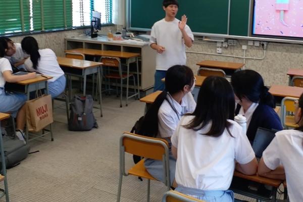 邀請作家可洛(梁偉洛先生)到校舉辦微型小說創作班